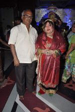 Dolly Bindra offer prayers to Andheri Cha Raja in Mumbai on 12th Sept 2013 (88).JPG
